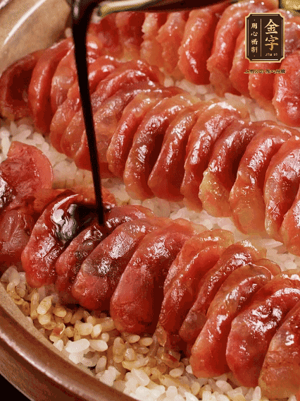 淋上醬汁攪拌均勻
調(diào)一個醬汁：生抽2匙、老抽半匙、蠔油半匙、白砂糖1/3匙、雞精1/3匙、香油5滴、水1匙