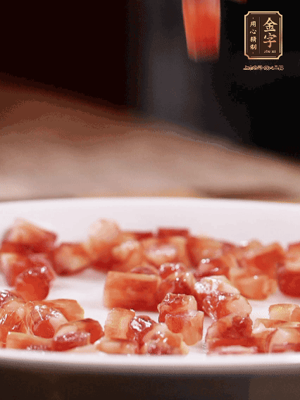 金字迷你小香腸切小段，煎出肉香