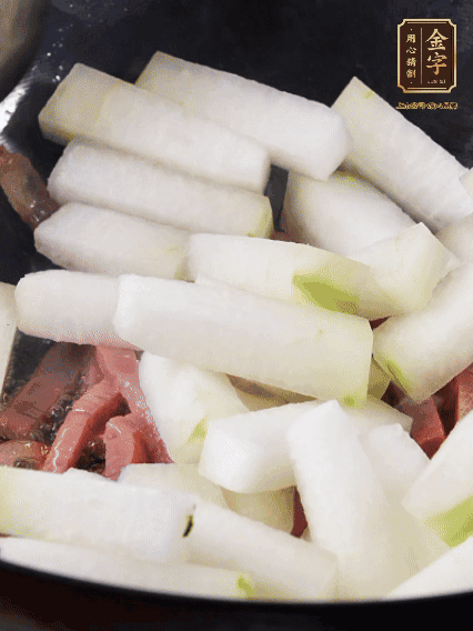 再下冬瓜微微煸炒，加一小碗水，中小火煨5分鐘