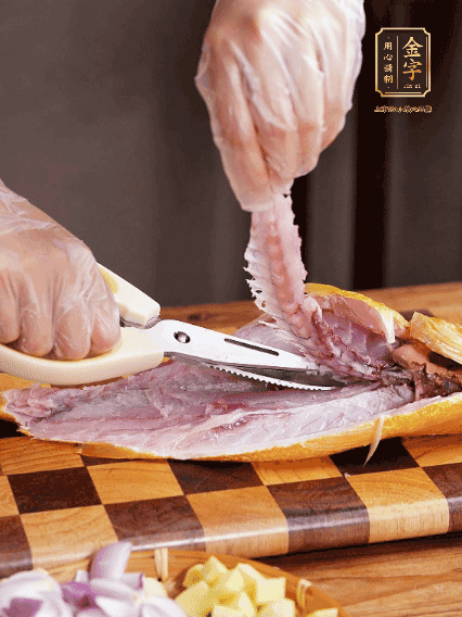 黃魚處理干凈，對(duì)半片開(kāi)去骨，泡入蔥姜水、料酒、鹽調(diào)成的料汁中浸泡15分鐘，擦干水分