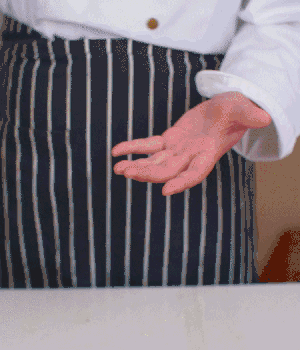 小蔥切碎，淡火腿切碎。