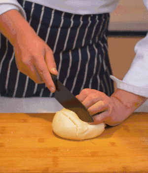 饅頭表面切出1cm左右的網(wǎng)格。