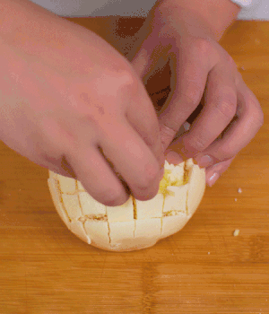 在縫隙里塞適量馬蘇里拉奶酪、再塞入淡火腿碎。