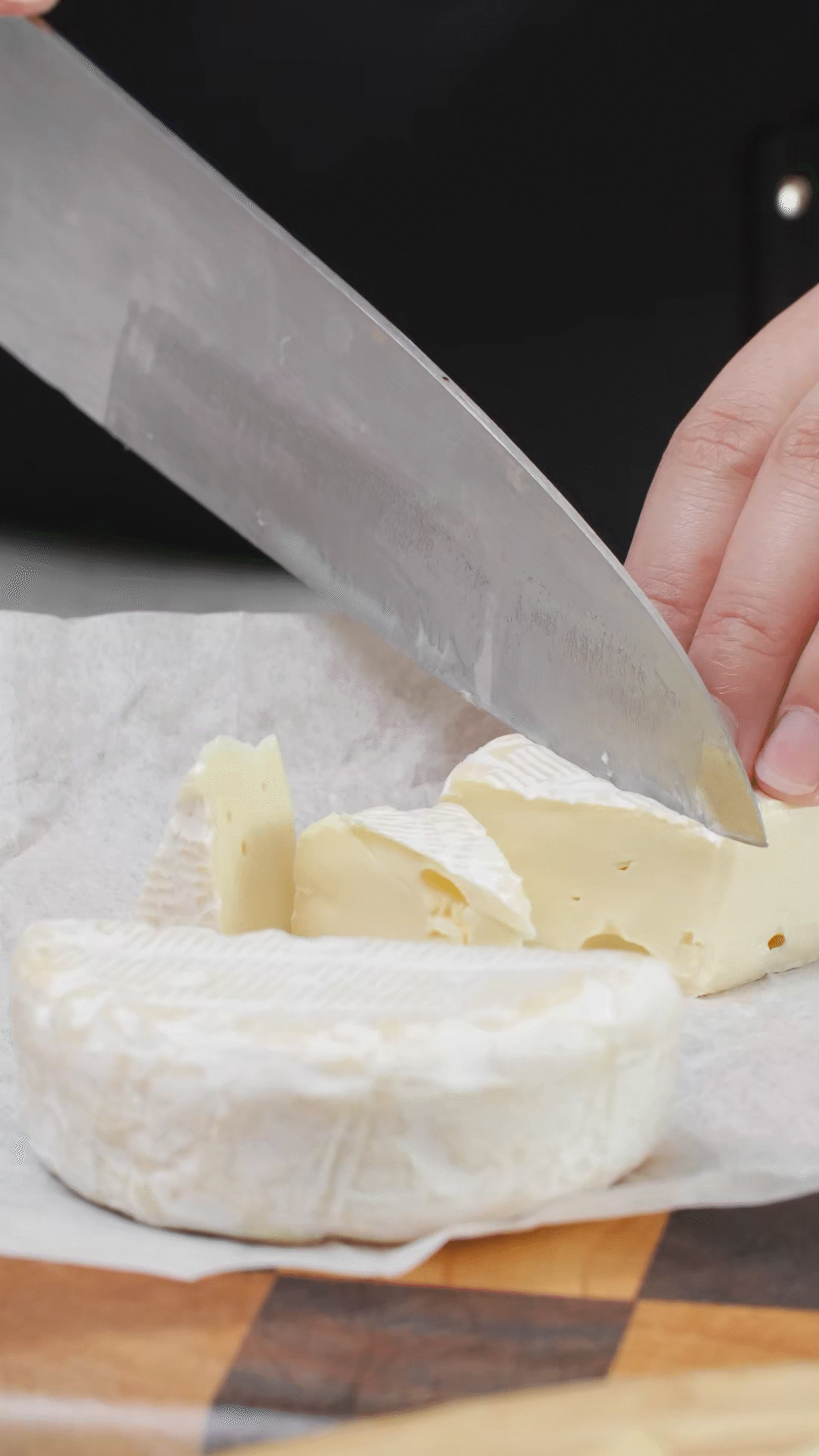 ①布里奶酪切塊、蘇打餅干掰成合適大小