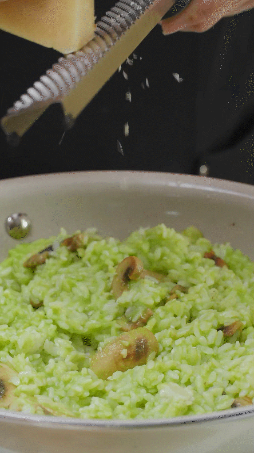 倒入豌豆泥、干酪、一塊黃油和黑胡椒海鹽調(diào)味
