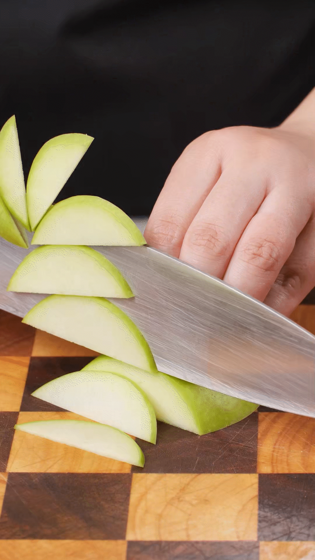 蘋果、梨子洗凈改刀
