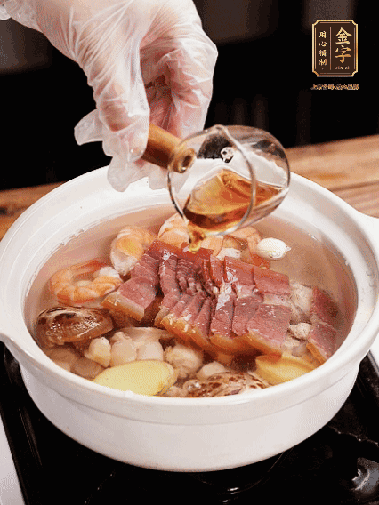 7種食材+帶皮冬瓜塊用砂鍋/電飯煲煮湯功能煮熟，少許鹽、花雕調(diào)味