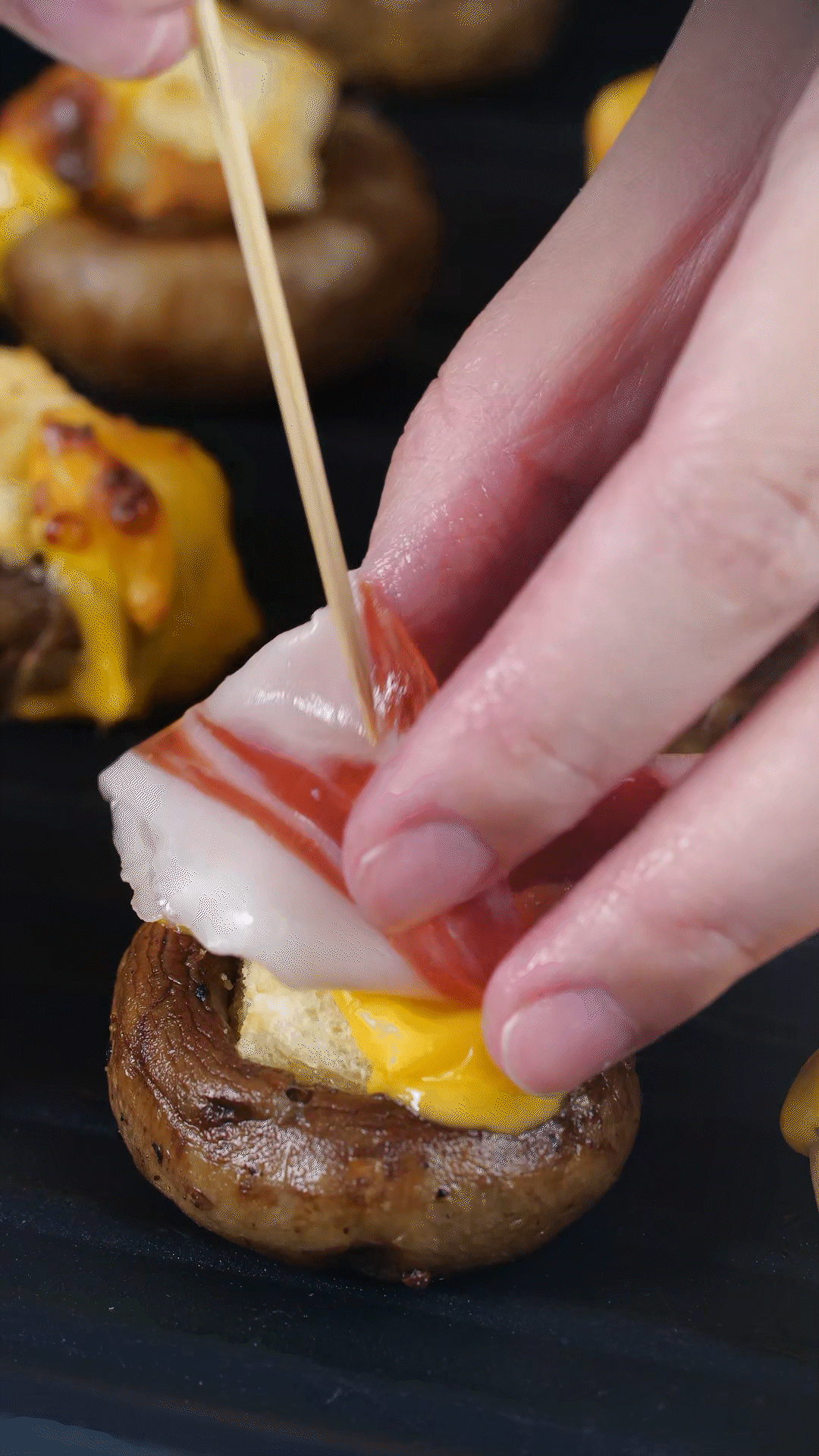 將火腿卷一卷，放在最頂部，插上竹簽