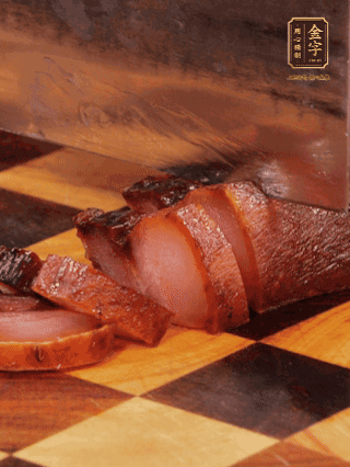 金字醬肉，煮熟切條；蓮藕去皮，切成條狀，焯水2分鐘