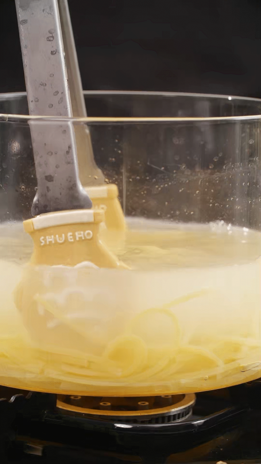 將意面煮熟，到自己喜歡的熟度。撈出過(guò)冷水，瀝干
