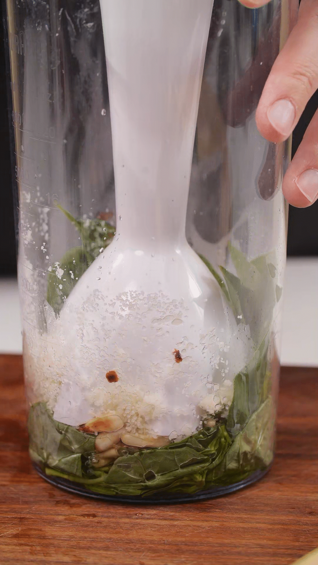 加入松子、現(xiàn)磨芝士碎、大蒜、鹽和檸檬汁、橄欖油，用手持料理機(jī)攪打細(xì)膩均勻
