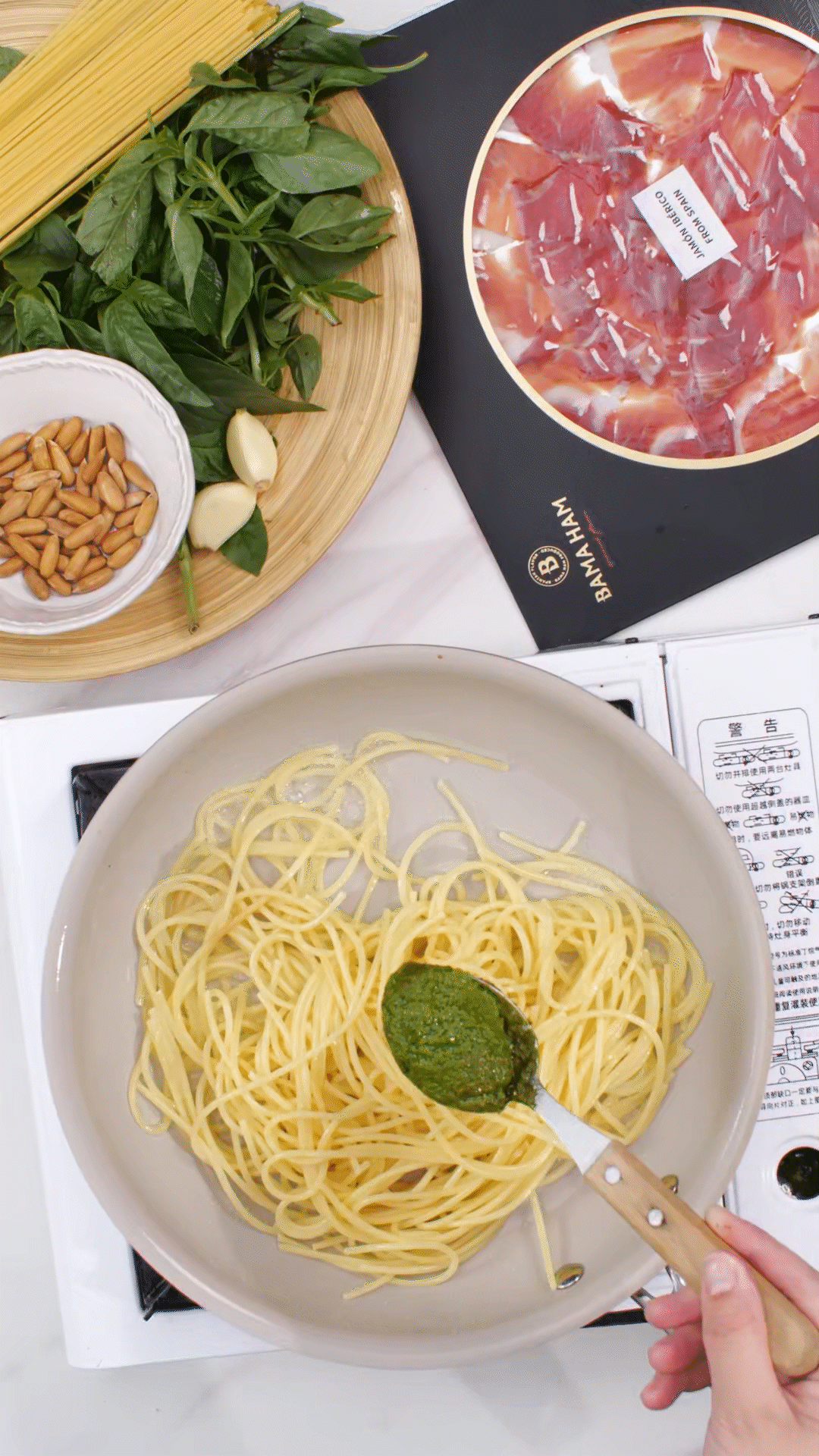 鍋中加入橄欖油，放入意面和青醬攪拌均勻裝盤(pán)
