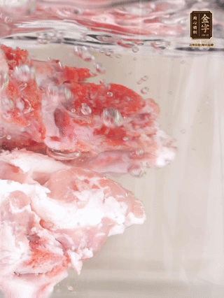 豬骨冷水下鍋，加蔥姜、料酒焯水4分鐘。