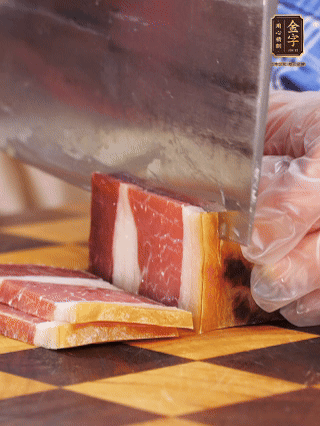 金字火腿切片，溫水浸泡5分鐘