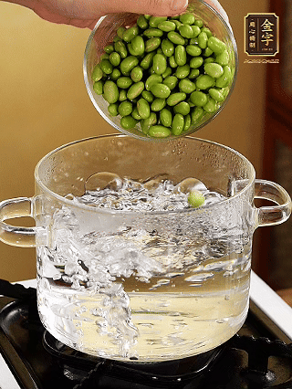 嫩毛豆汆燙1分鐘。