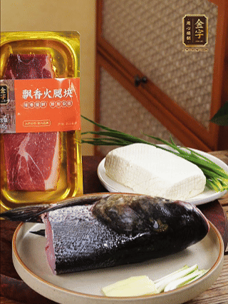 花鰱魚頭處理干凈（刮黑膜、除貼骨血、拔魚牙、剪魚鰭、刮凈魚肉表面雜質(zhì)），從中間劈開成兩半，擦干水分